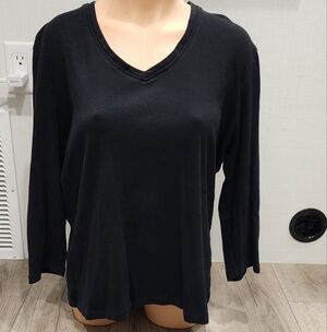 St. John's Bay Black Long Sleeve V-Neck Top